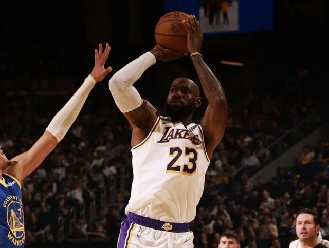 名记:建议詹姆斯学习霉霉,和每支球队都签一周进行退役巡演